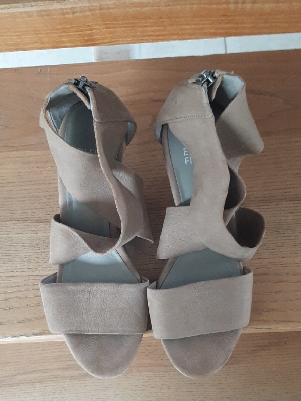 Eileen Fisher💞SUEDE GREAT CONDITION Taupe Crisscross Block Heel Sandals Sz 5 - Picture 5 of 8